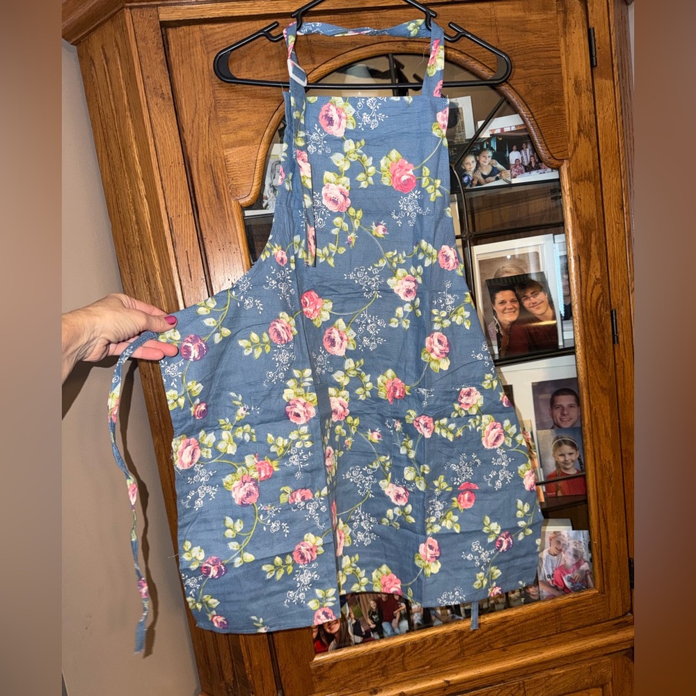 NEW NWOT Floral Apron with Pink Roses. MUST BE BUNDLED
